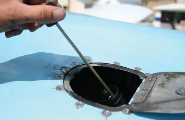 Pilot Handbook of Aeronautical Knowledge, Checking Engine Oil Level
